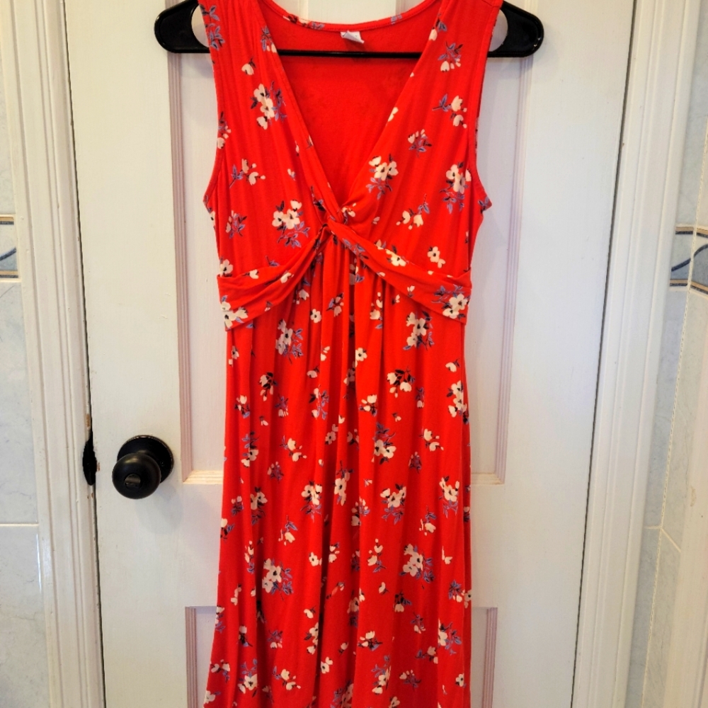 Old Navy maternity dress. Size XS. Red/floral.